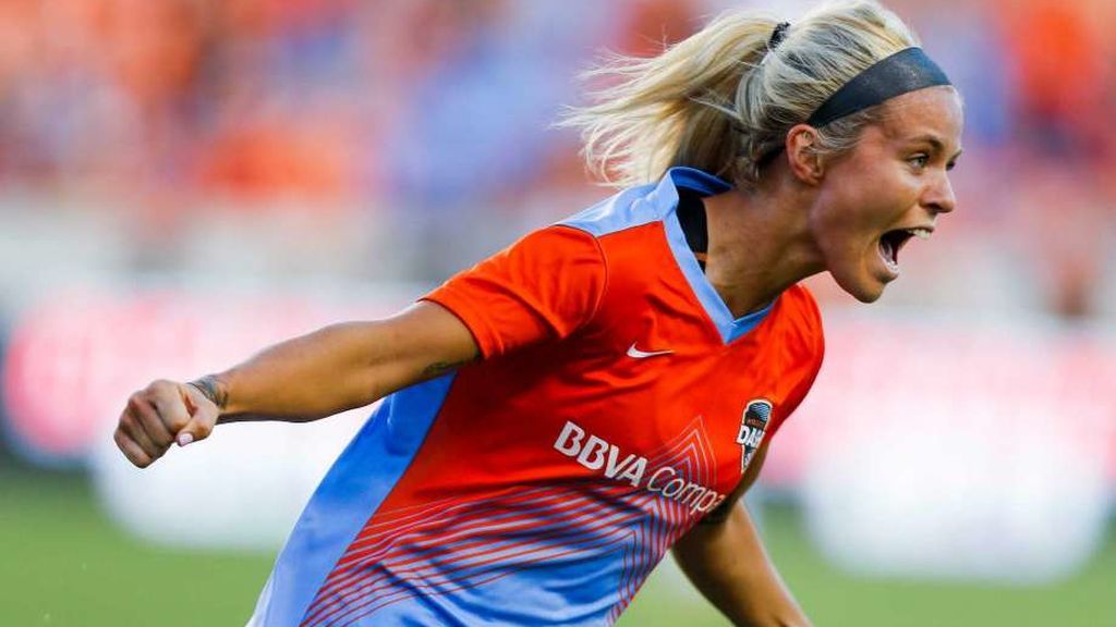 ¡A 32 grados y a pleno sol! Una futbolista se desvanece y pierde el conocimiento en un partido por el calor