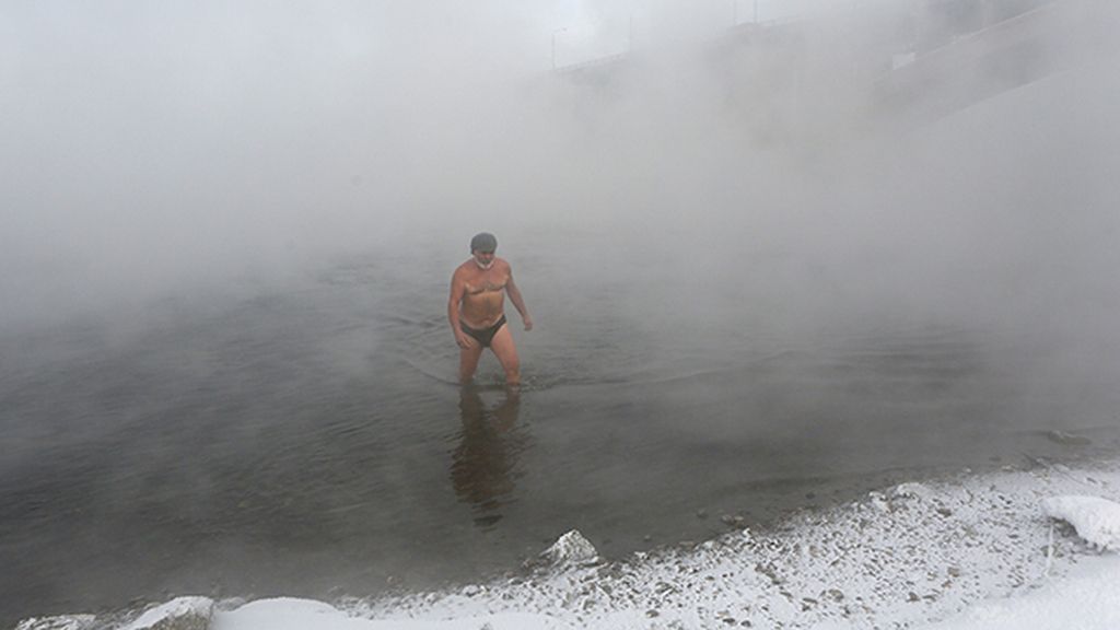 Nadadores en medio de la nieve