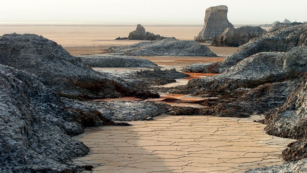 Un pueblo sobrevive con sal en el desierto