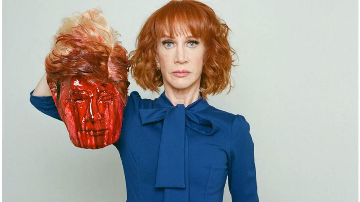 La comediante Kathy Griffin muestra una cabeza ensangrentada de Trump y después se disculpa