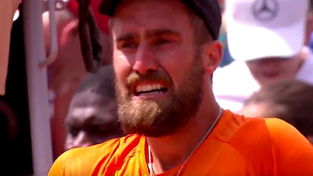 Un tenista rompe a llorar desconsoladamente tras pasar de ronda en Roland Garros