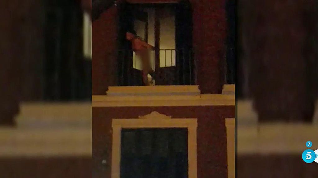Angel Garó, aparentemente desnudo, increpa a dos policías desde su balcón