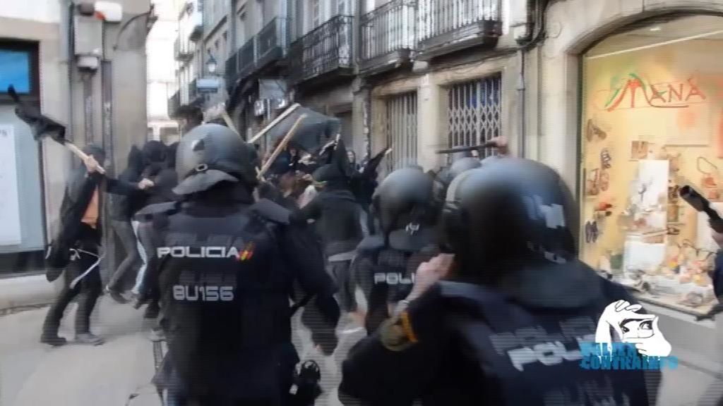 El desalojo de un edificio en Santiago enfrenta a los okupas con la policía