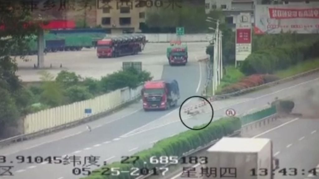 Dos personas, que iban sin sujeción, salen despedidas en un brutal accidente en China
