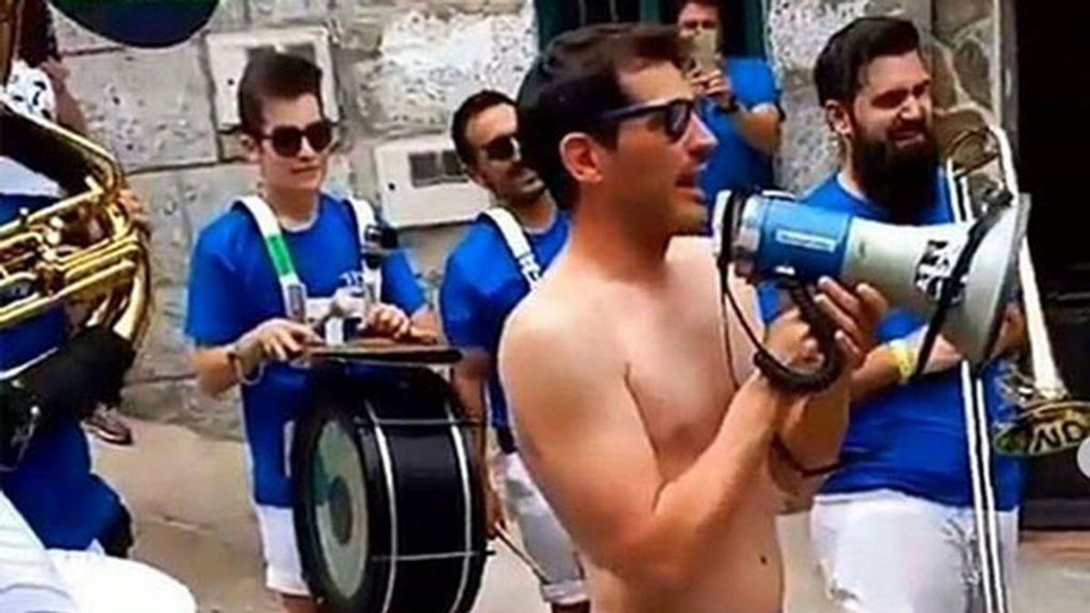La juerga de Casillas en Navalacruz: semidesnudo y dándolo todo con la charanga