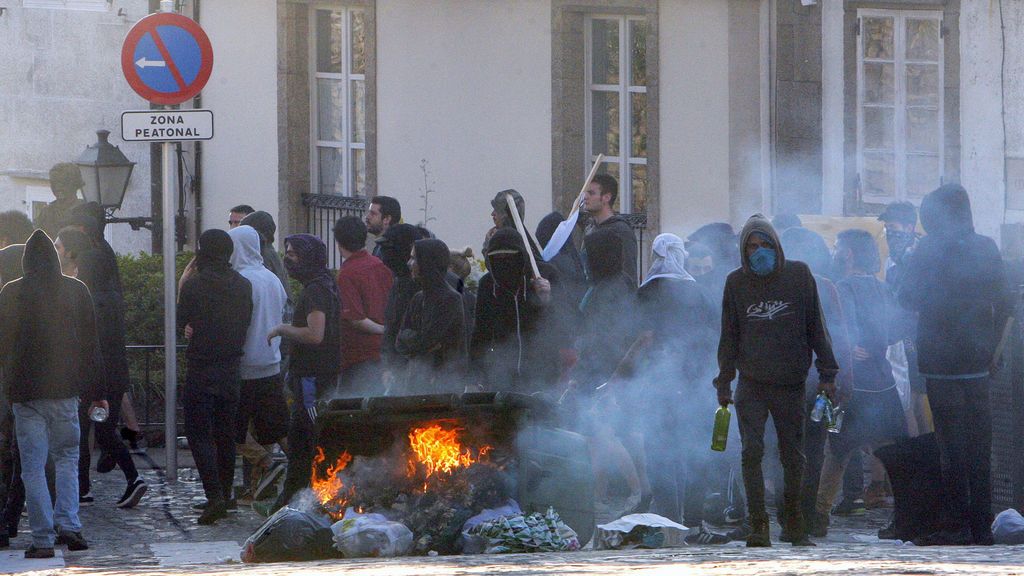 Violentos enfrentamientos tras el desalojo de un edificio okupado en Santiago de Compostela