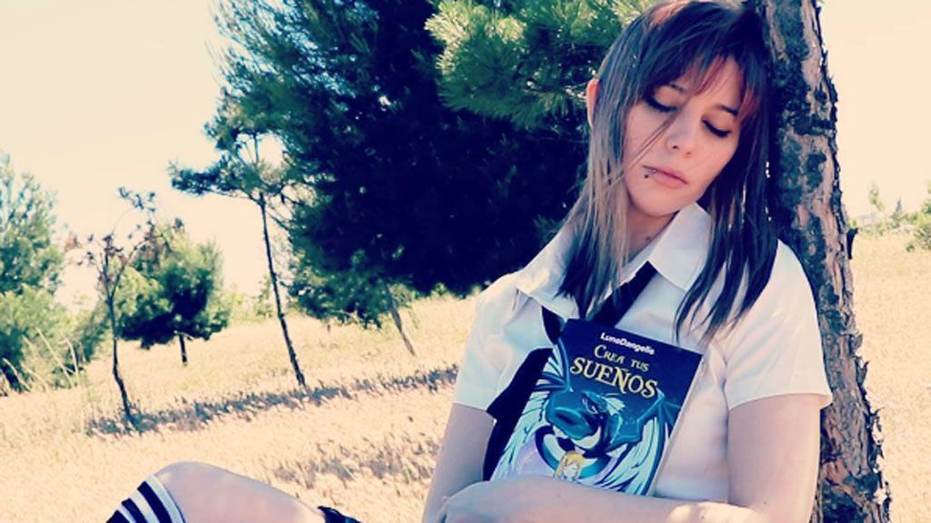 Así es Luna Dangelis, la 'influencer' que ha batido el records en la Fería del Libro