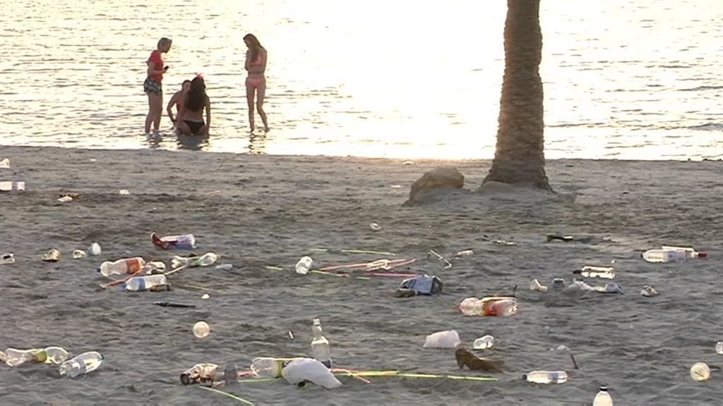 Basura al sol en las playas de Mallorca tras las fiestas de los turistas