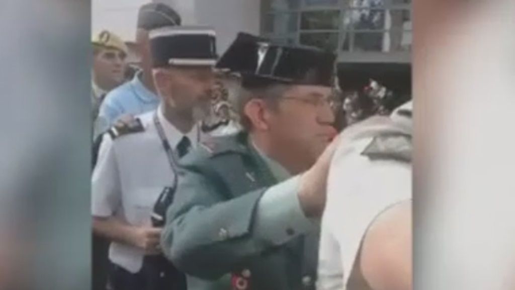 Guardias Civiles, militares y curas hacen la conga en Lourdes al ritmo de ‘Que viva España’