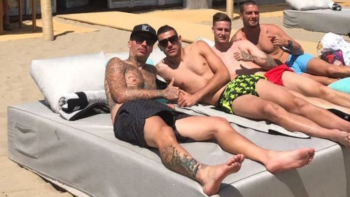 Theo, desde la playa de Marbella y tras dejar tirada a Francia: “Intentaré llegar lo antes posible” Theo, desde la playa de Marbella y tras dejar tirada a Francia: “Intentaré llegar lo antes posible”