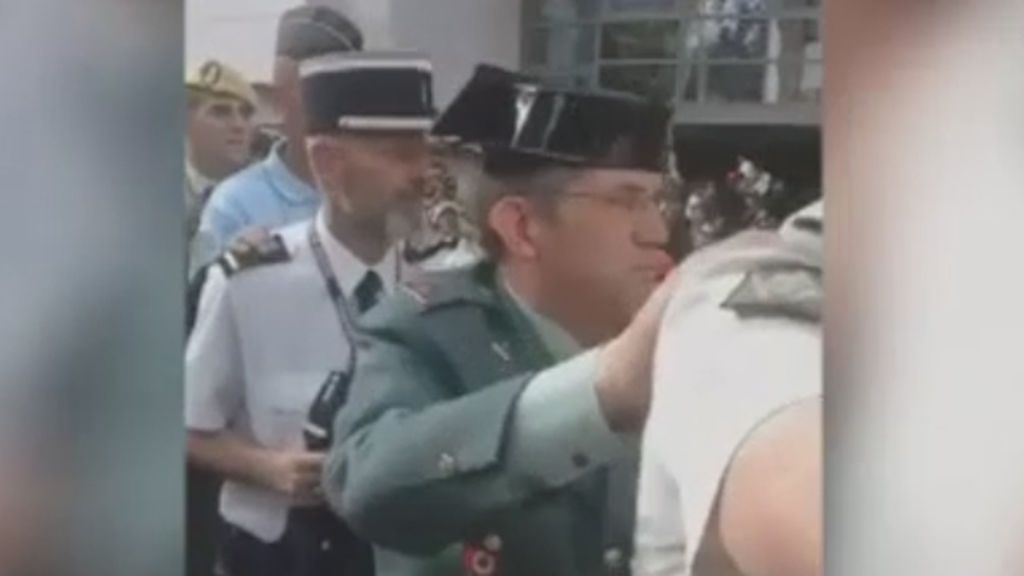Guardias Civiles, militares y curas hacen la conga en Lourdes al ritmo de ‘Que viva España’