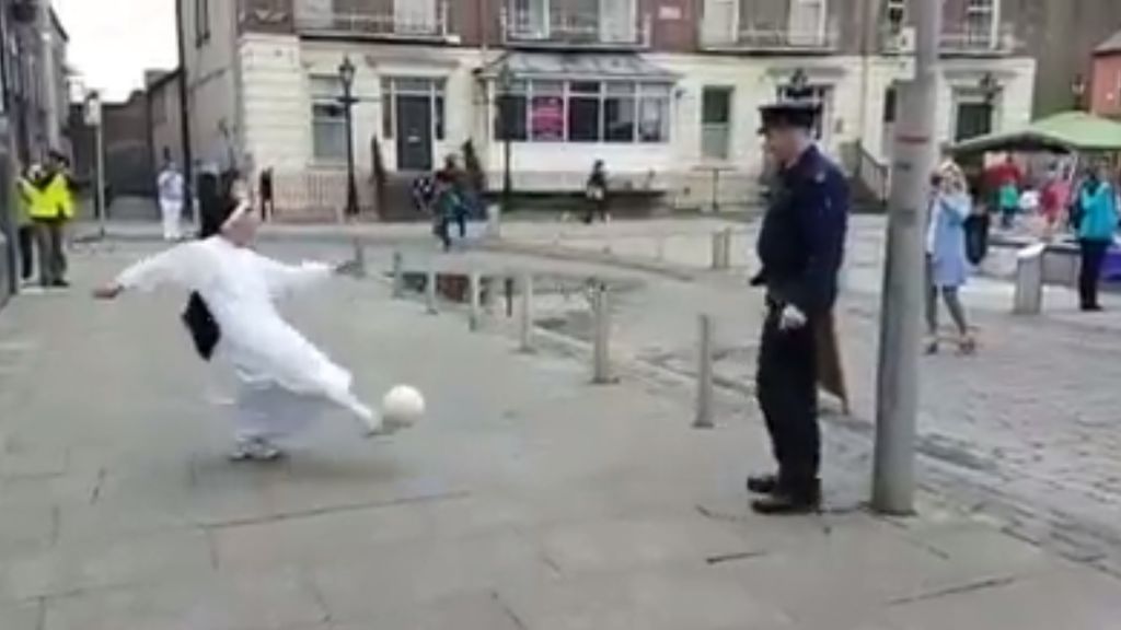 ¿Alguna vez has visto a una monja y a un policía jugar al fútbol?