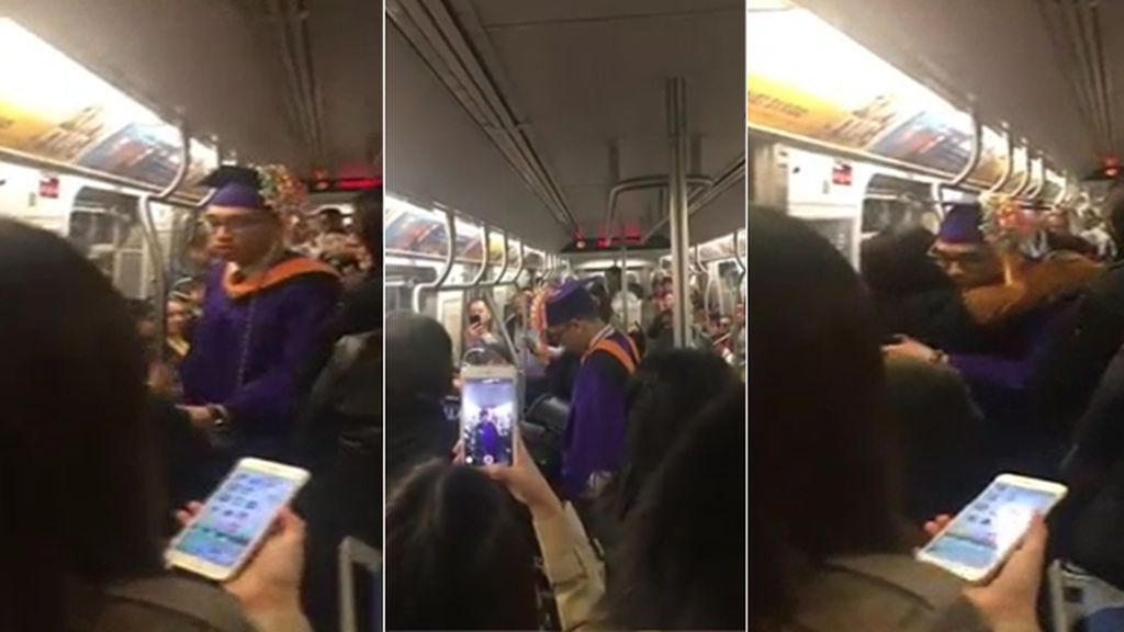 Se perdió su graduación por un retraso en el metro, pero los pasajeros lo celebraron con él