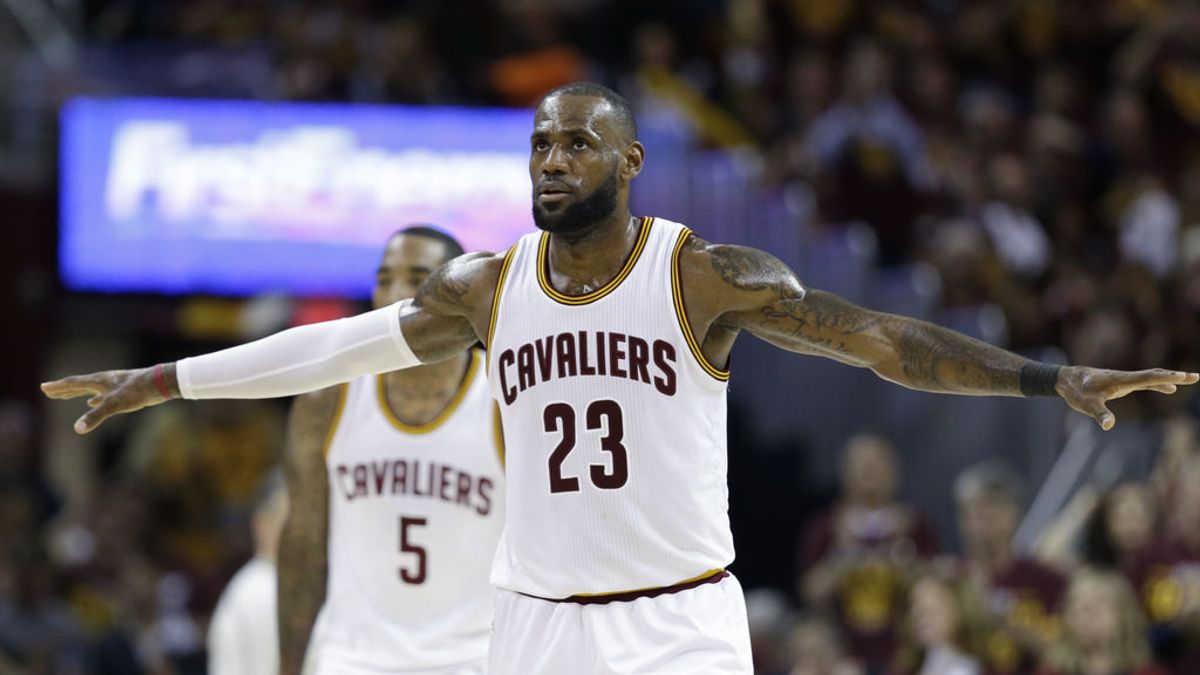 Unos vándalos hacen una pintada racista en la casa de LeBron James: "Ser negro en Estados Unidos es duro" Unos vándalos hacen una pintada racista en la casa de LeBron James: "Ser negro en Estados Unidos es duro"