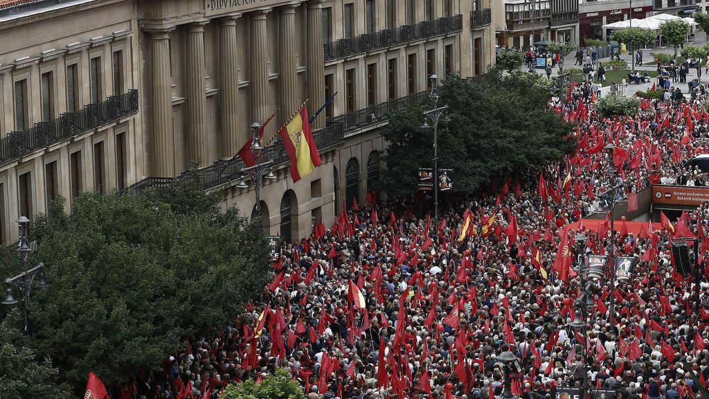 Miles de manifestantes en Pamplona "en defensa de la bandera de Navarra"