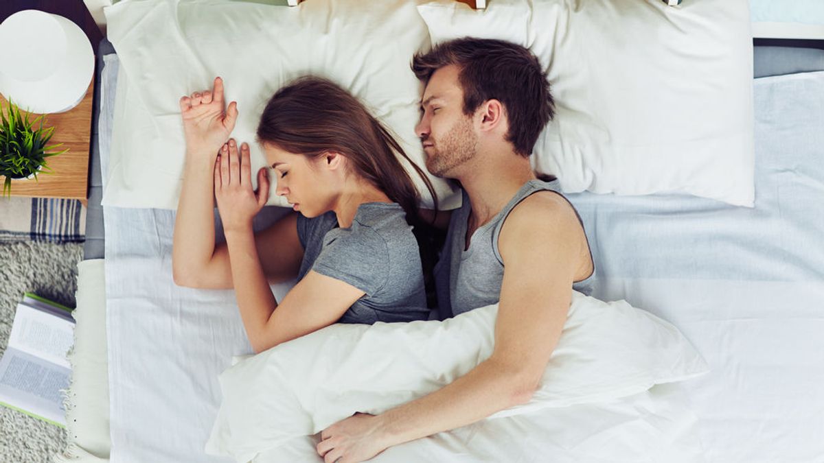 La posición en la que duermes con tu pareja desvela mucho de sobre tu relación