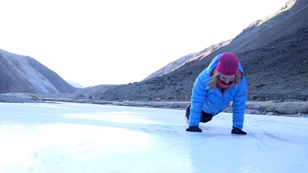 Lo de Elsa Pataky no es normal... ¿Un lago helado? ¡Pues nos hacemos unas flexiones!