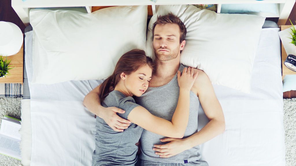 La posición en la que duermes con tu pareja desvela mucho de sobre tu relación La posición en la que duermes con tu pareja desvela mucho de sobre tu relación