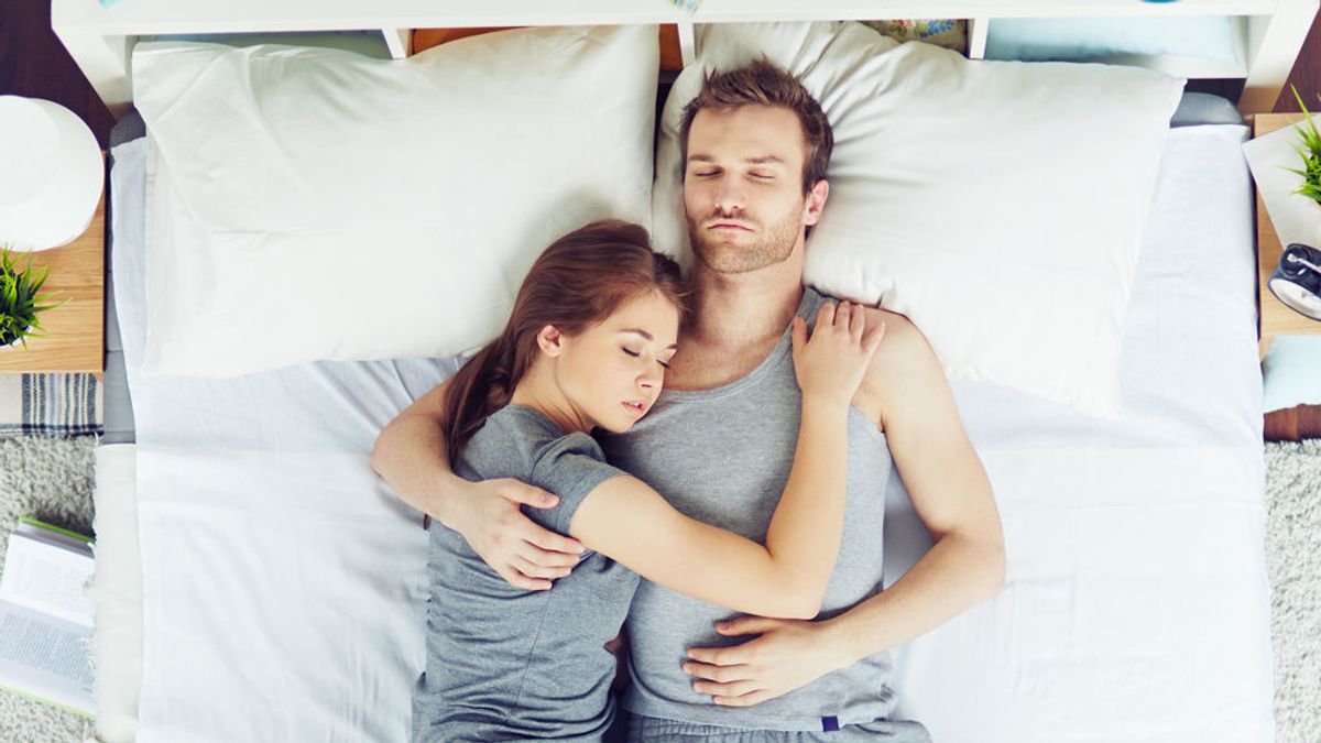 La posición en la que duermes con tu pareja desvela mucho de sobre tu relación