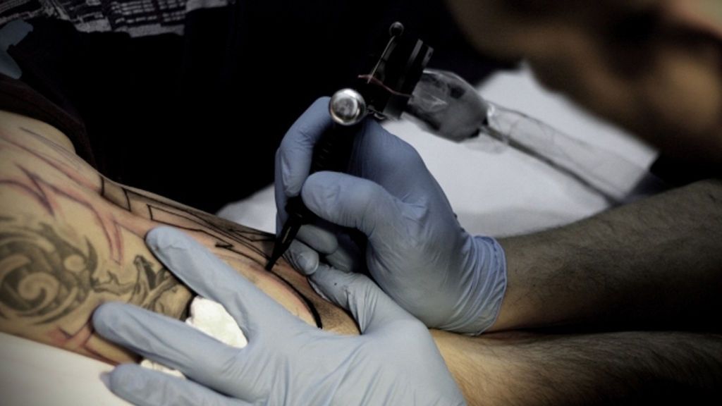 Un hombre muere después de meterse en el agua habiéndose hecho un tatuaje