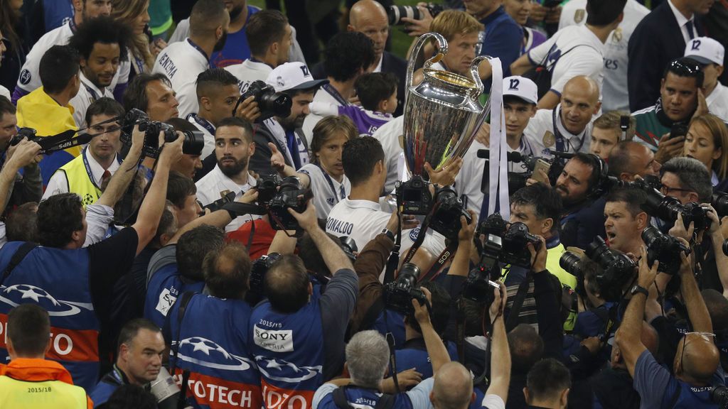 ¡Desorganización total! Jugadores a golpes con fotógrafos en la celebración de Champions