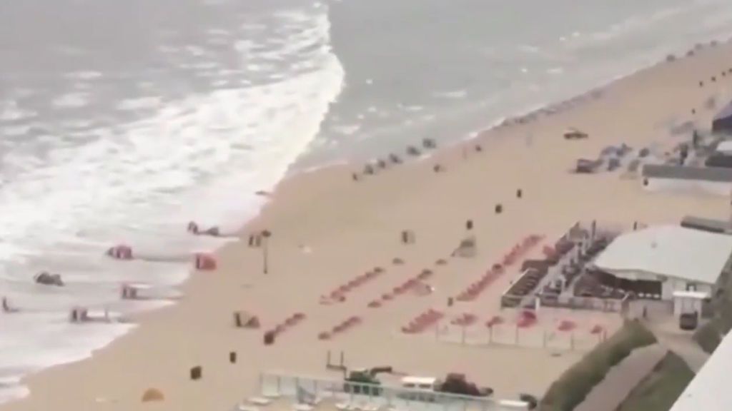 Este fue el momento en el que un mini tsunami golpeó una playa holandesa