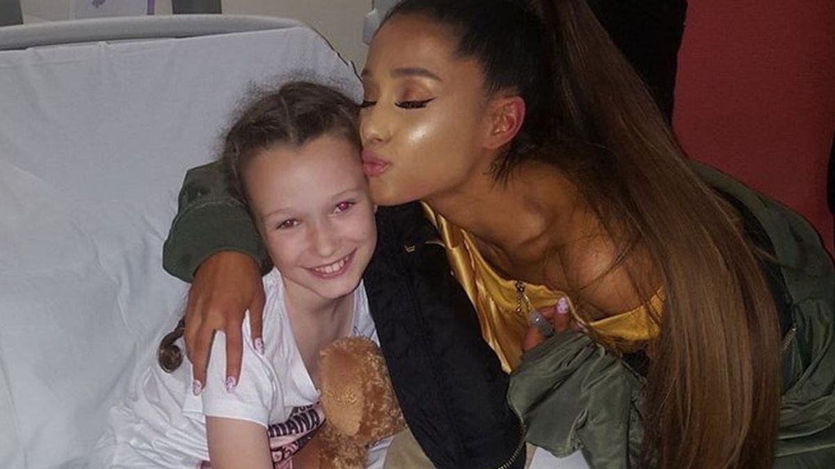 100% Emoción: Ariana Grande visita en el hospital a fans supervivientes del atentado de Manchester