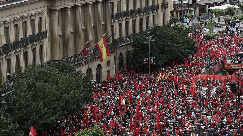 Miles de manifestantes en Pamplona "en defensa de la bandera de Navarra"