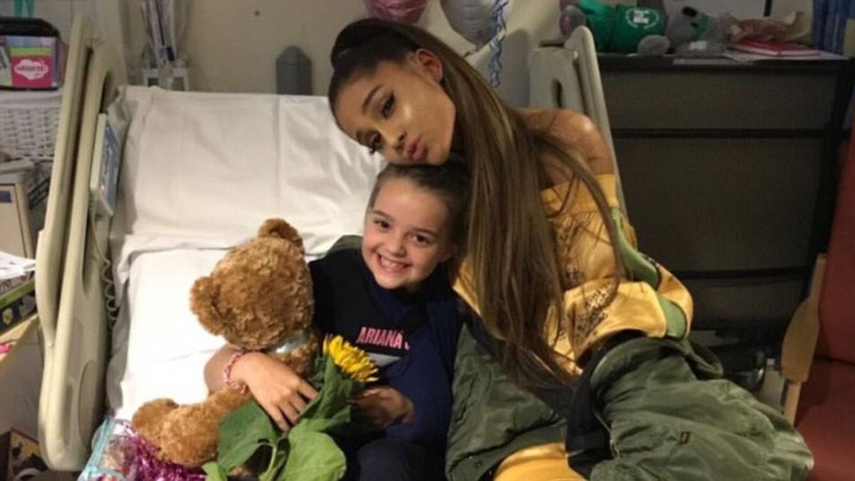 Ariana Grande visita a las víctimas del atentado de Manchester en el hospital