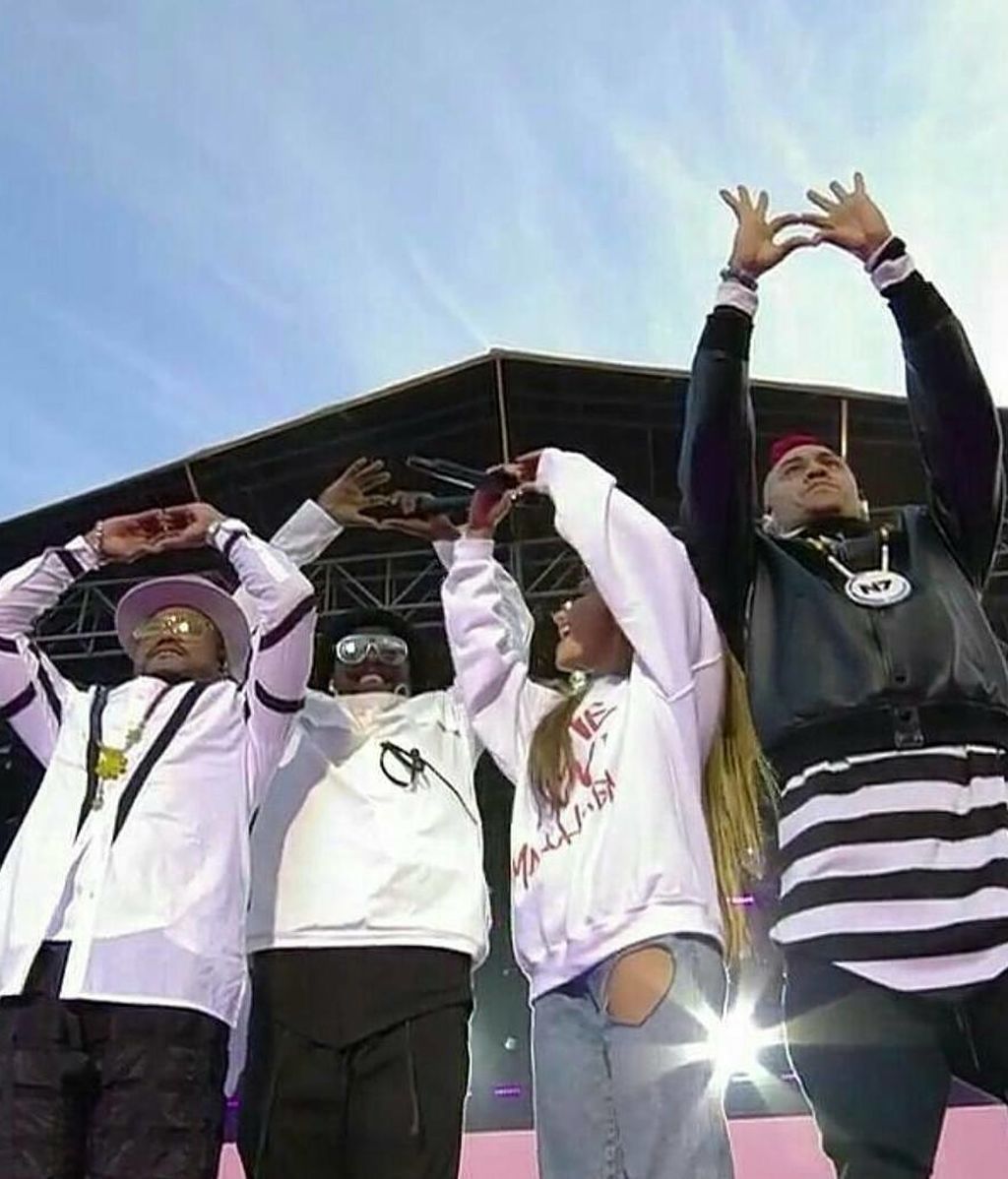 Ariana Grande junto con Black Eyed Peas