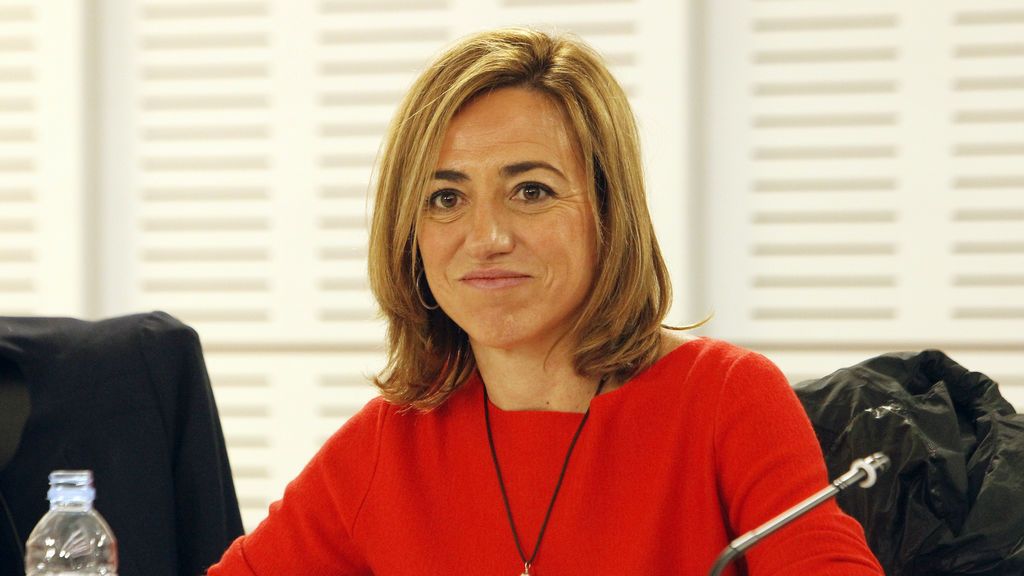 Carme Chacón: la rosa en su corazón, la cartera de Defensa siempre entre sus manos (9 de abril)