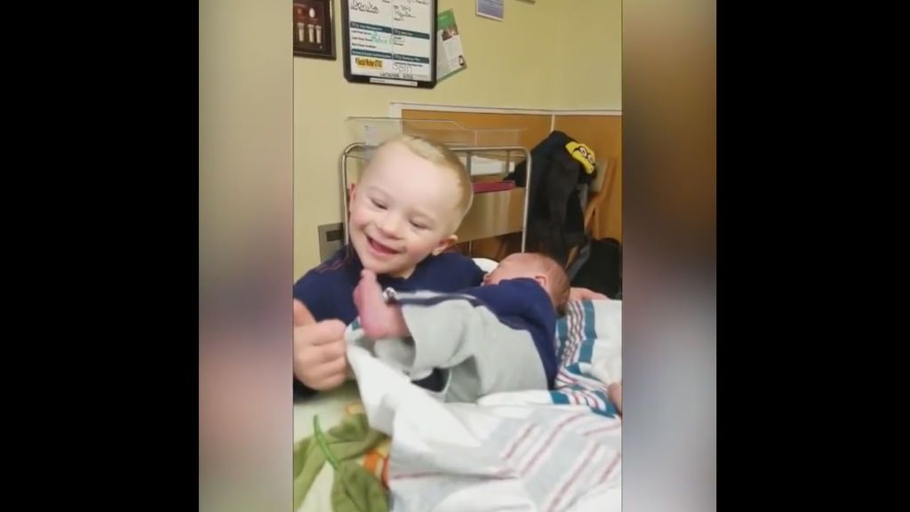 Tierna reacción de un niño cuando conoce a su hermano recién nacido