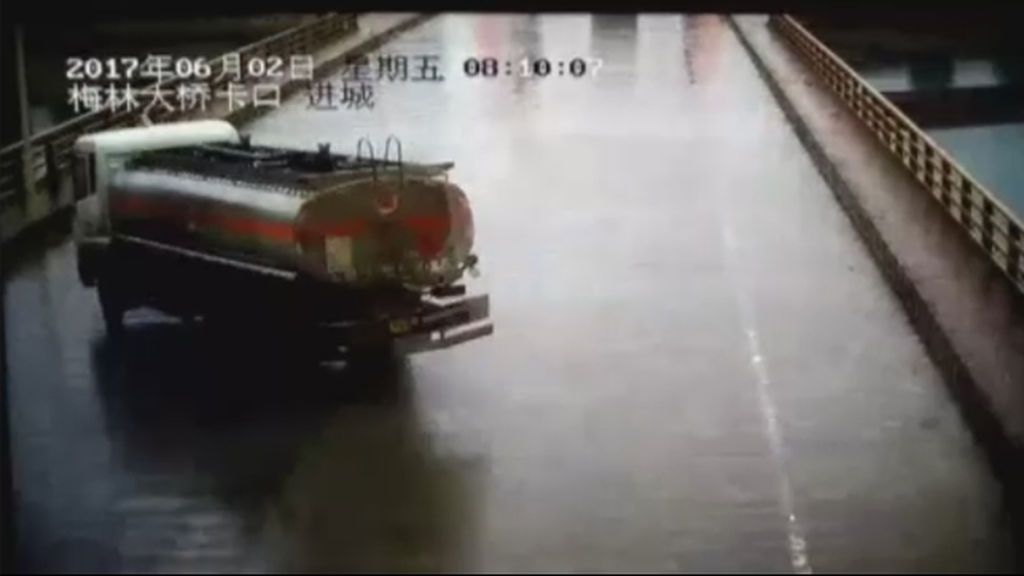 Un camión cisterna se precipita desde lo alto de un puente en China