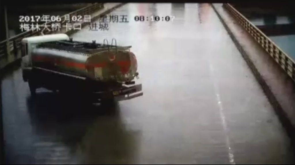 Un camión cisterna se precipita desde lo alto de un puente en China