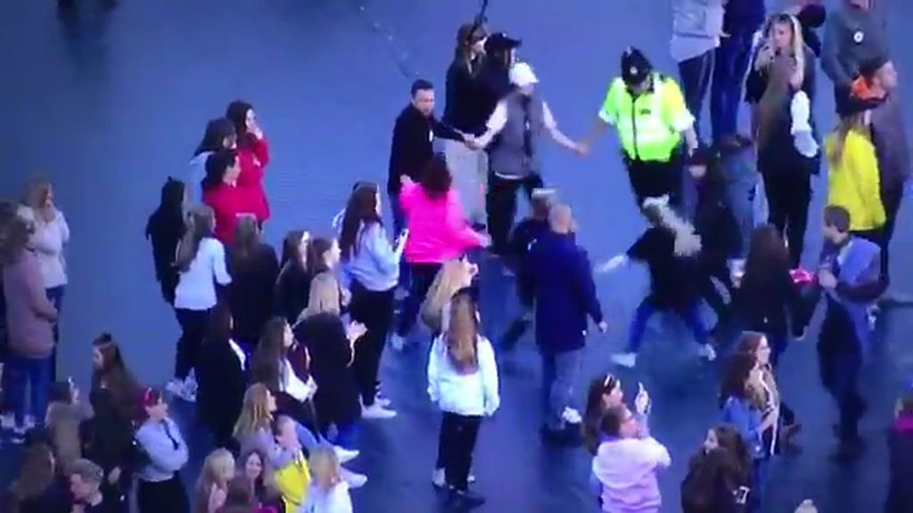 Un policía sorprende a las redes bailando con varios niños en el concierto de Ariana Grande