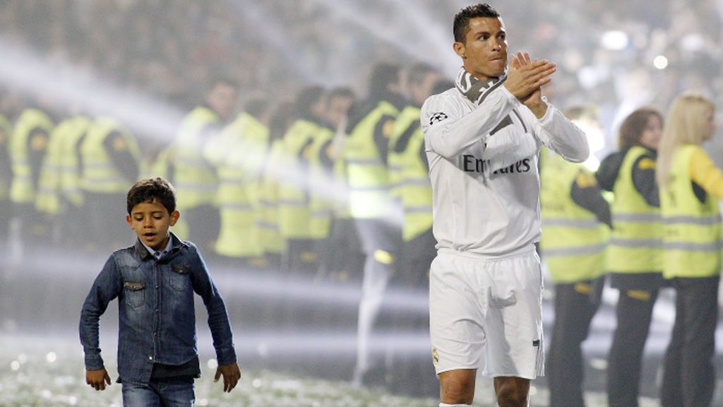 ¡Igualito que su padre! Cristiano Jr. violvió loco al Bernabéu con este golazo