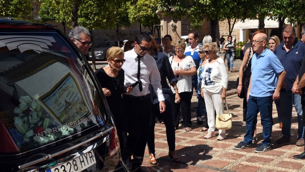 La madre de David Delfín, rota de dolor, junto a su familia en el funeral de su hijo