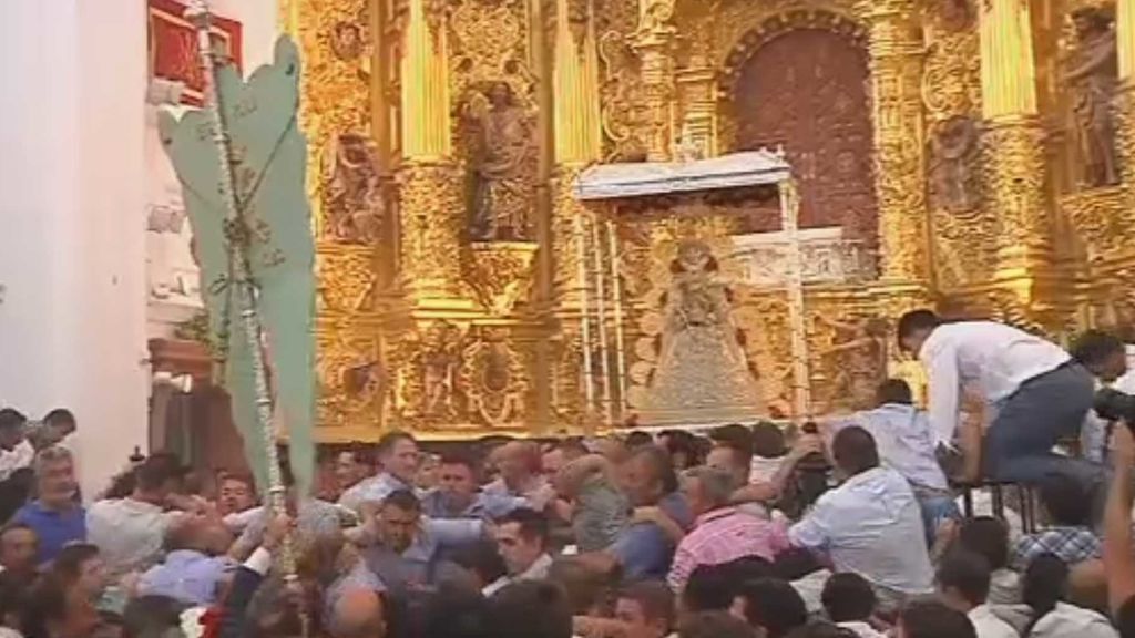 Los almonteños saltan la reja para sacar a la Virgen del Rocío en procesión