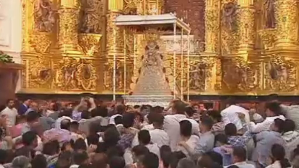 Miles de personas reciben a la Virgen del Rocío por todo lo alto