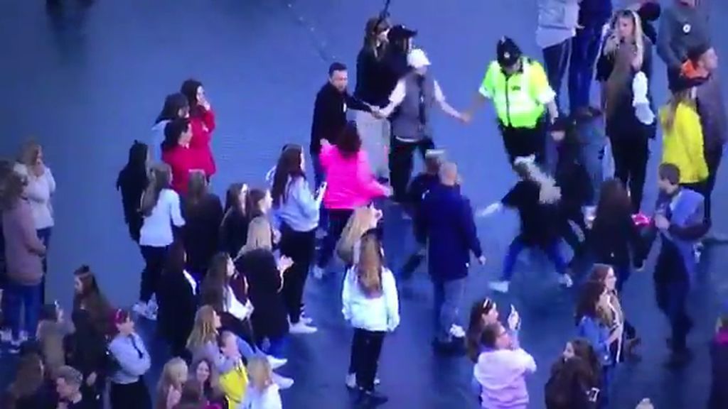 Un policía sorprende a las redes bailando con varios niños en el concierto de Ariana Grande