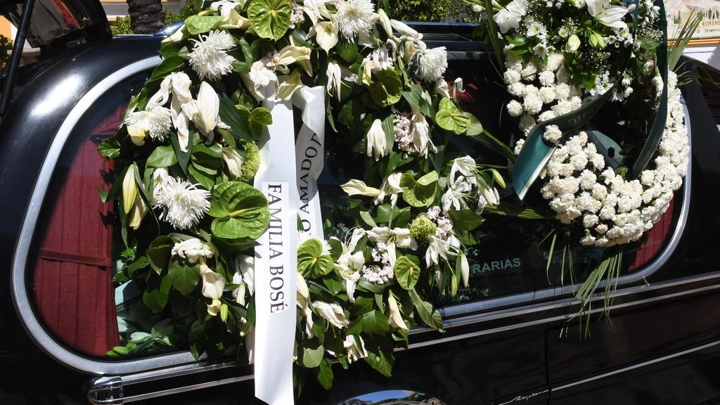 La familia Bosé ha enviado una corona de flores en memoria de David