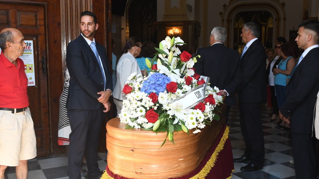 El féretro, custodiado por sus familiares en la entrada a la iglesia