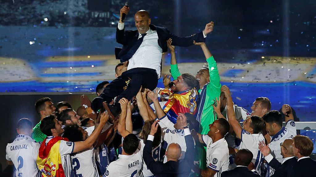 El éxito de una sonrisa: así disfrutó Zidane de la fiesta del doblete del Madrid