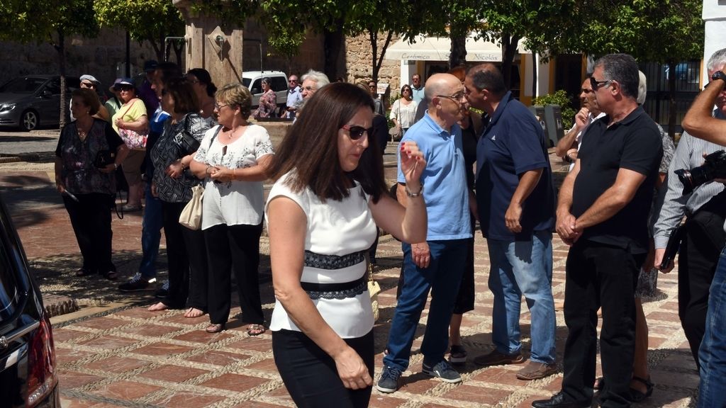 La madre de David Delfín, rota de dolor, junto a su familia en el funeral de su hijo