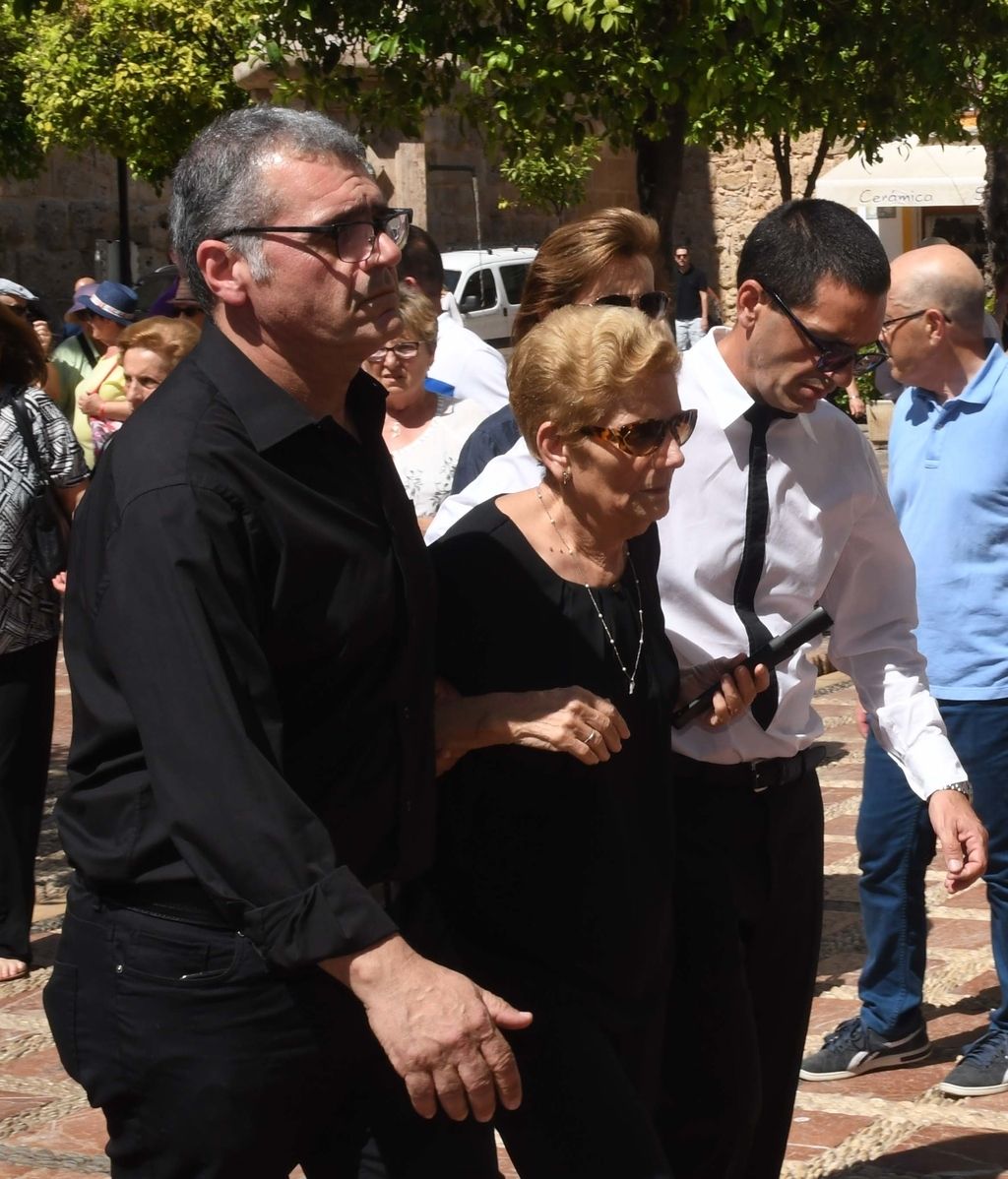 La madre del diseñador, María González, a su llegada al funeral