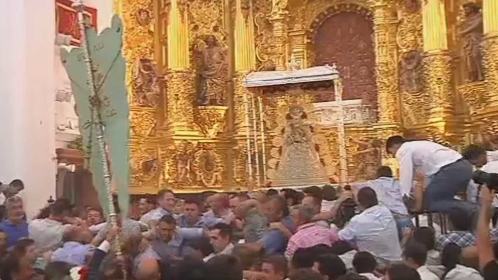 Los almonteños saltan la reja para sacar a la Virgen del Rocío en procesión