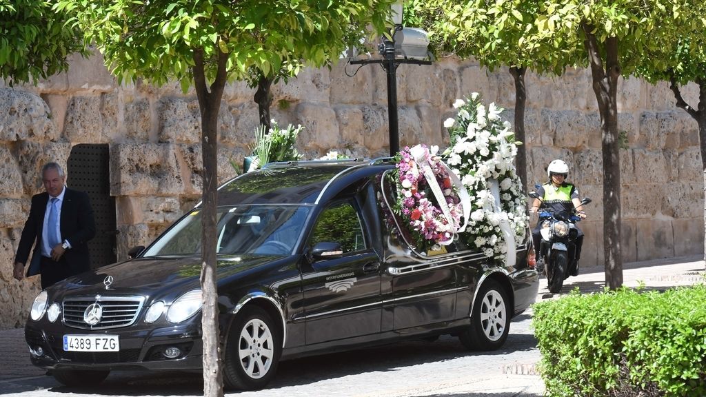 El coche fúnebre llegaba envuelto en flores