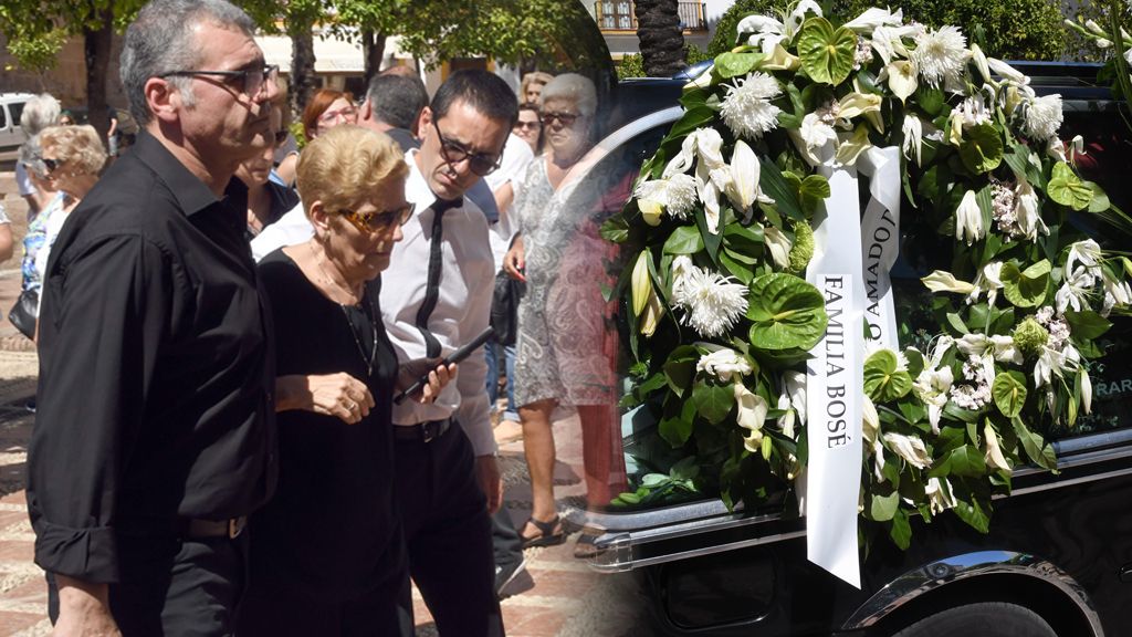 La madre de David Delfín, rota de dolor, junto a su familia en el funeral de su hijo