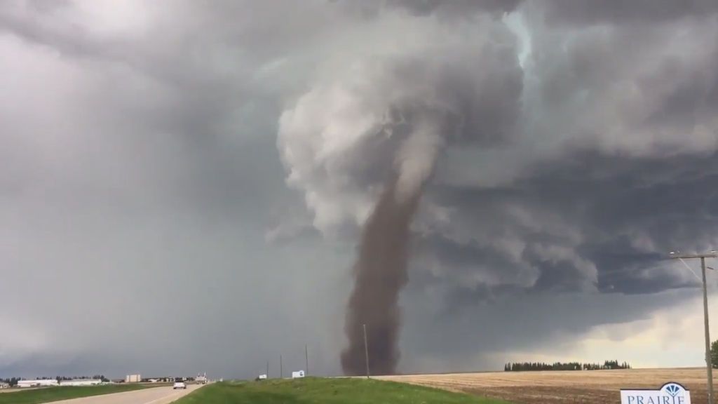 El espectacular tornado de dos colores que sacudió Alberta (Canadá)