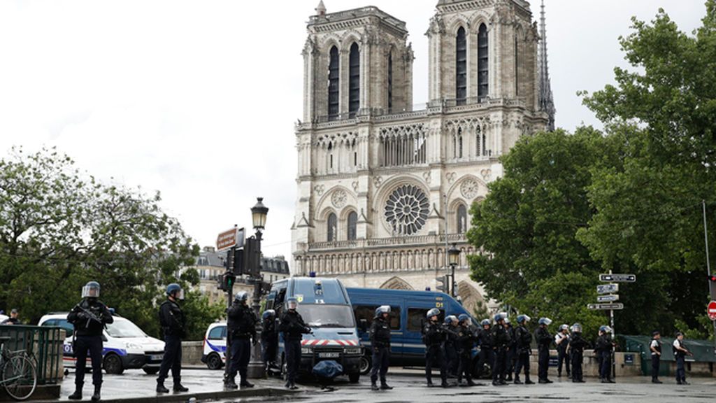 Pánico en Notre Dame tras el ataque de un hombre al grito de “esto es por Siria”